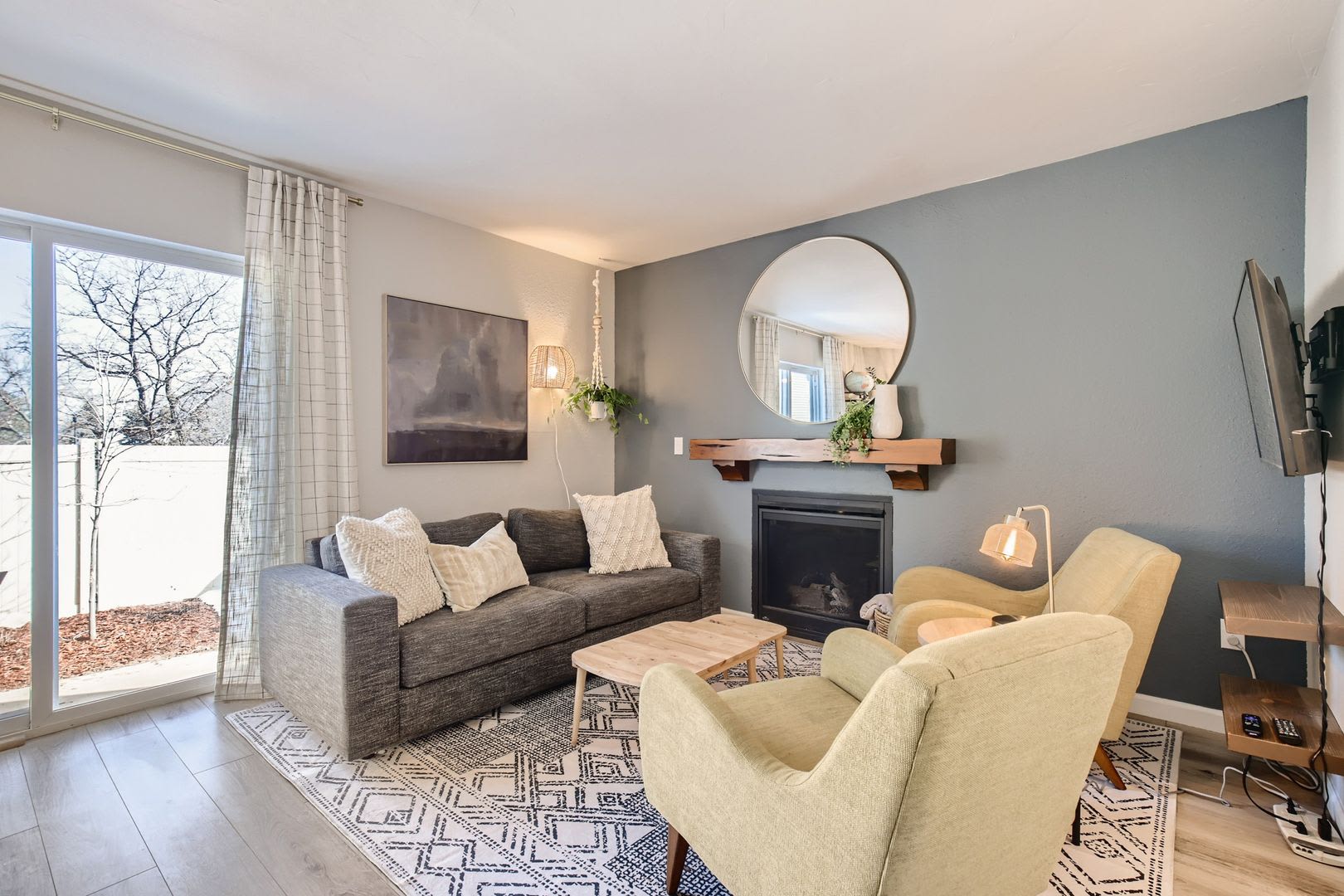 Corner Unit 2 BDR / 2.5 BA Townhome – photo 3