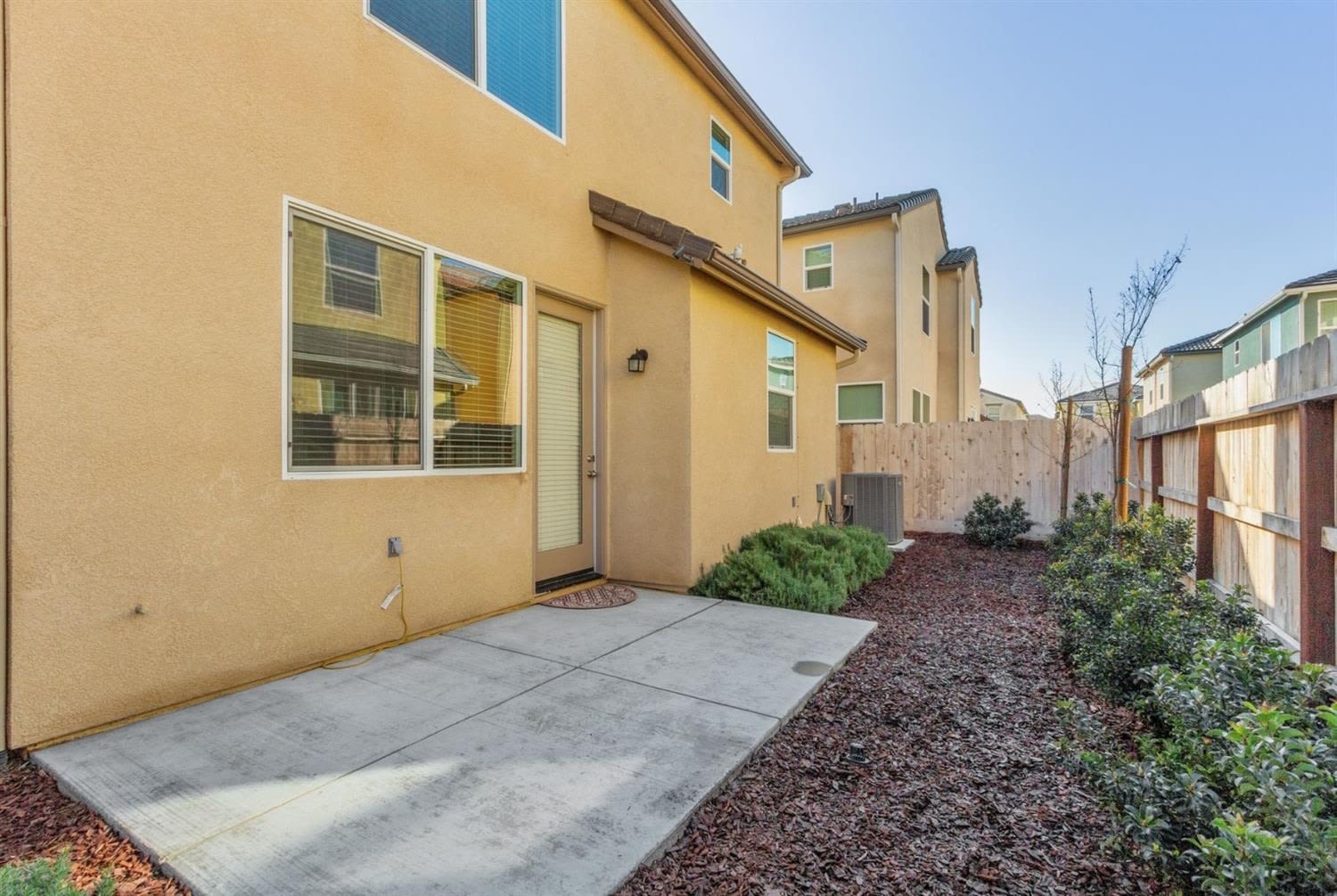 Beautiful Newer 3 Bedroom Patio Home in Desirable Loma Vista Community! – photo 2
