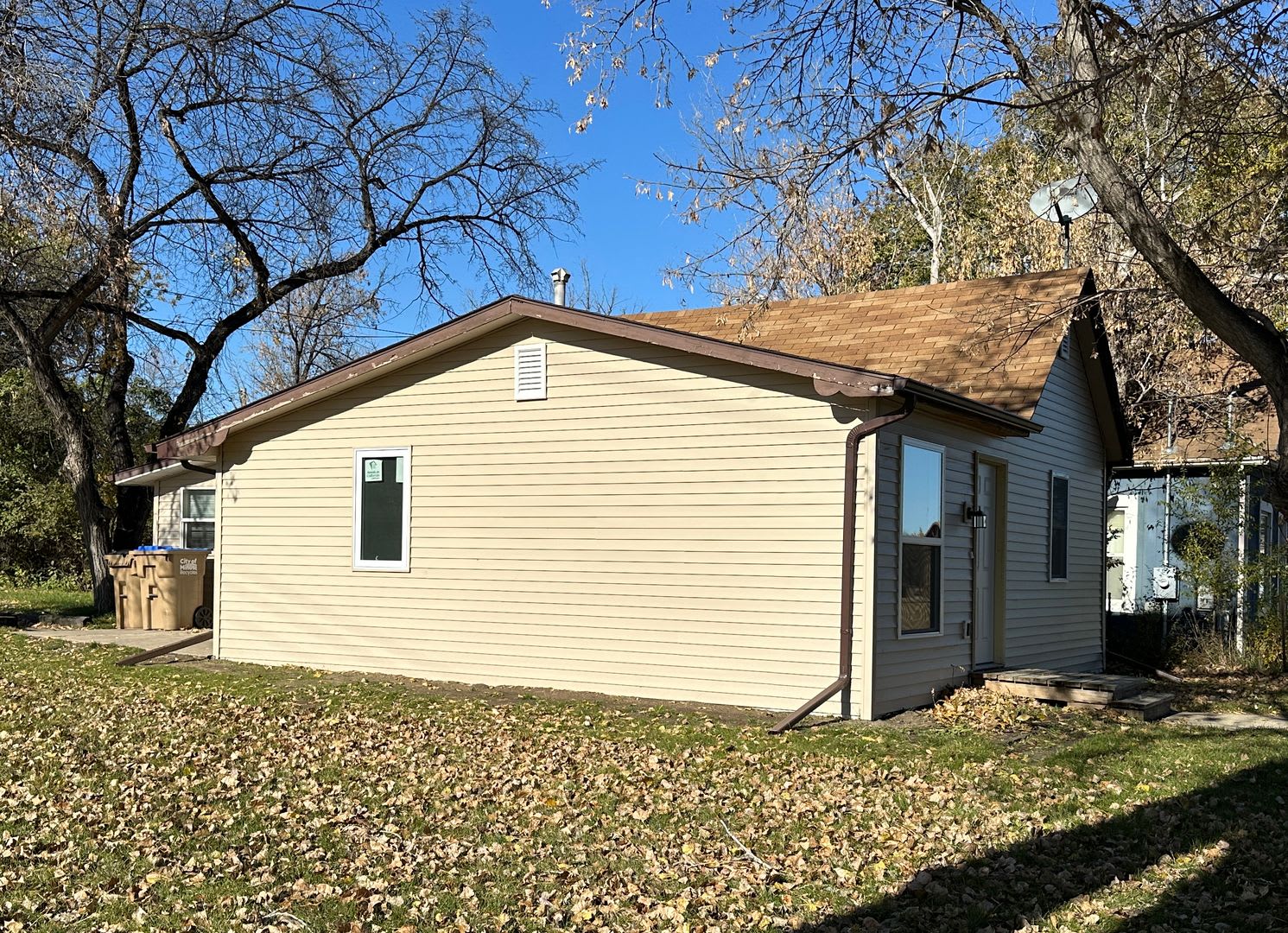 Pet Friendly 3 Bedroom Charmer located behind Corbett Field! – photo 1