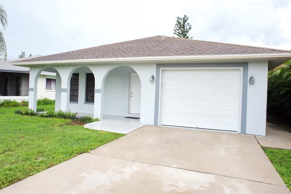 3 Bedroom Single Family Home w/ Garage – photo 1