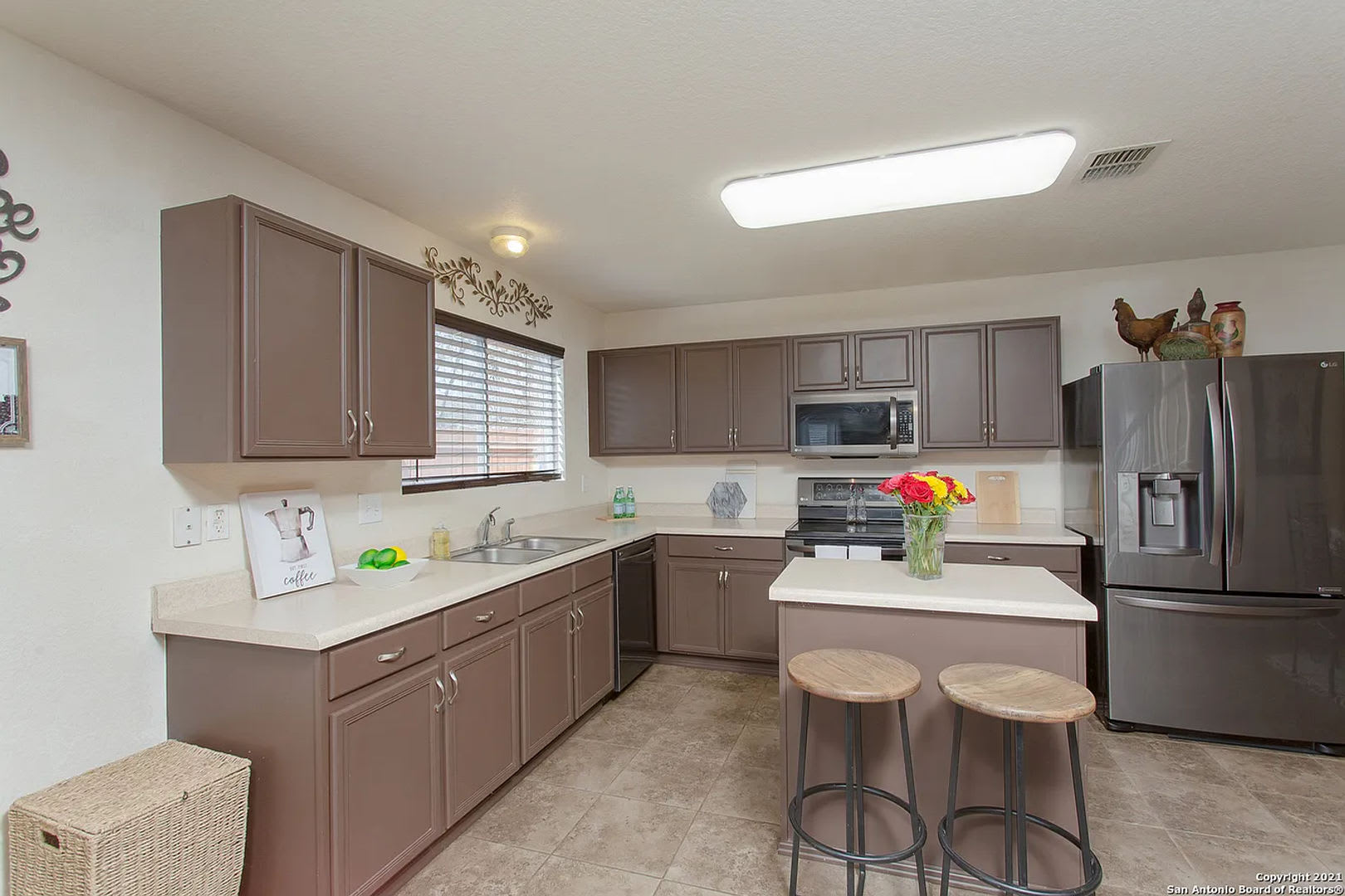 Coming Soon Move In Special Two Story Beauty With Loft Island Kitchen Spacious Primary Suite – photo 5