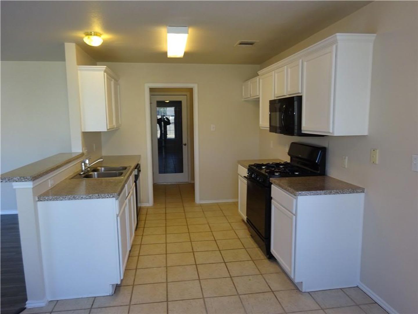 Large Yard with This 3 Bedroom 2.5 Bath Home in Sarah's Creek Subdivision – photo 4