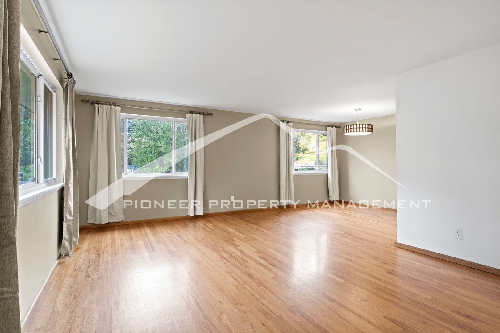 Spacious Home With 3 Bedrooms 2 Bathrooms 2 Car Garage 2 Fenced Backyard And Close Proximity To Garden Of The Gods – photo 2