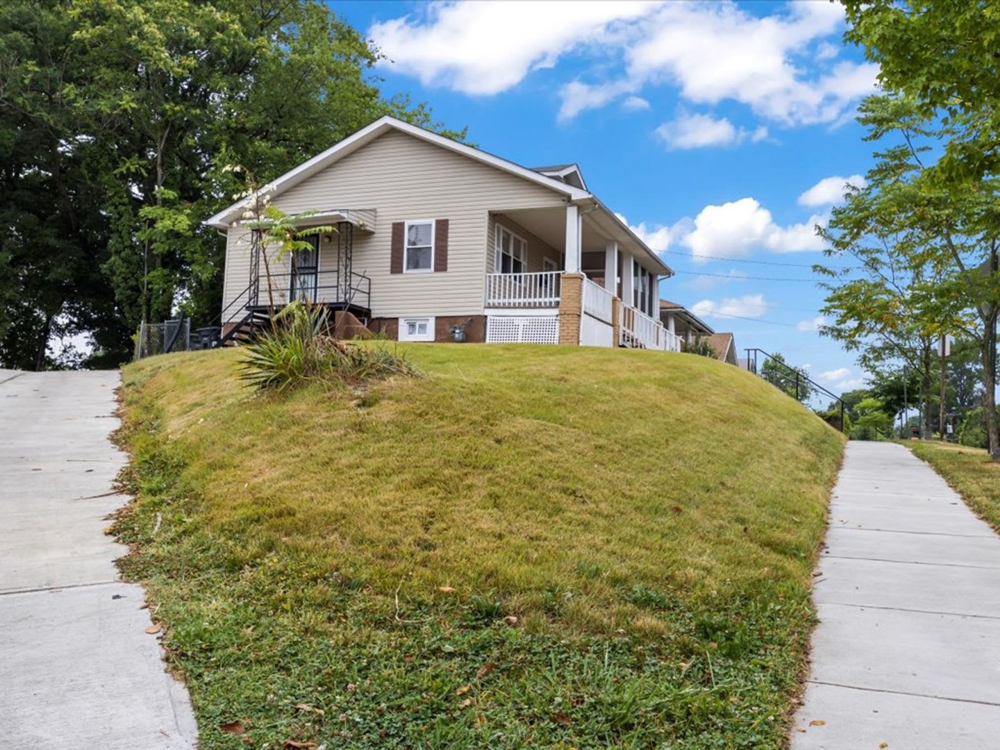 Spacious home with alot of yard space – photo 4