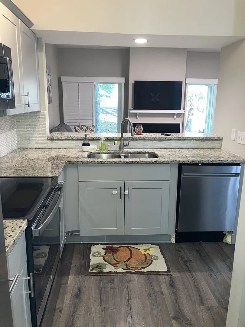 Room In 2 Bedroom Home At Winterpointe Ln – photo 2