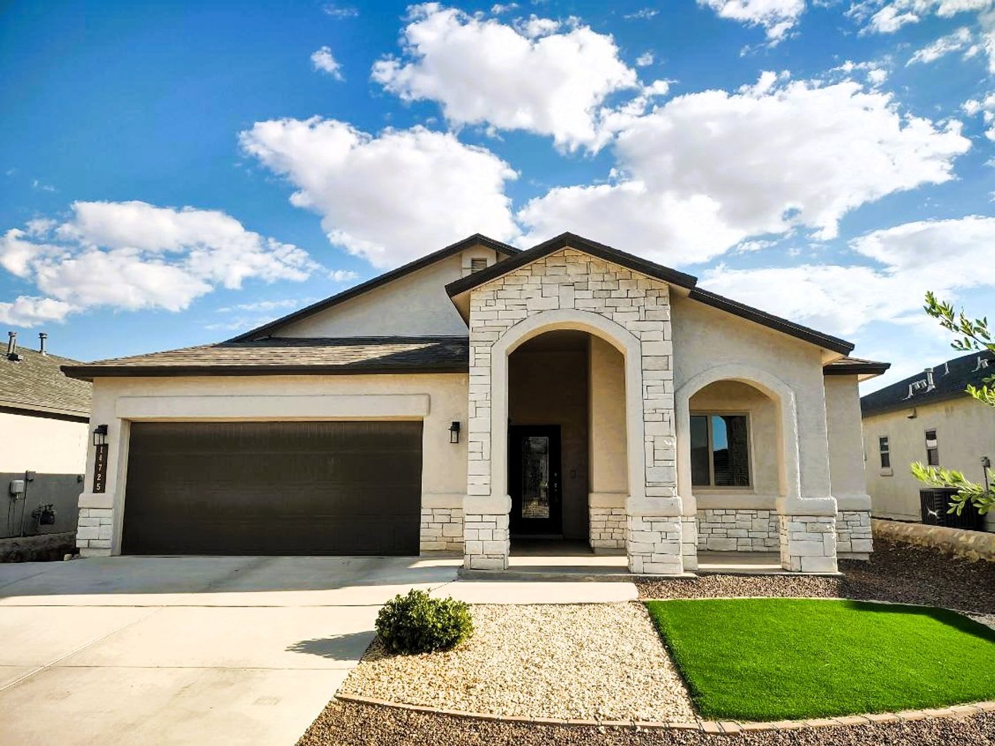 Fabulous Single Level Eastside Home With Refrigerated Air Located In Quiet Neighborhood – photo 1