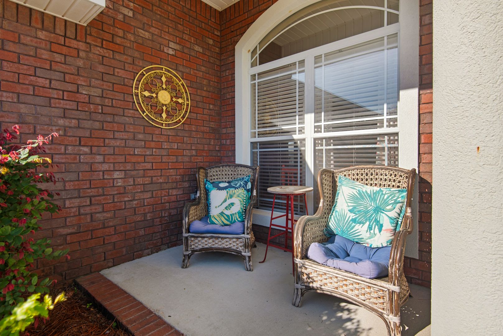 Splash in with a 4/2 pool home in Holly-Cliff Estates! – photo 3