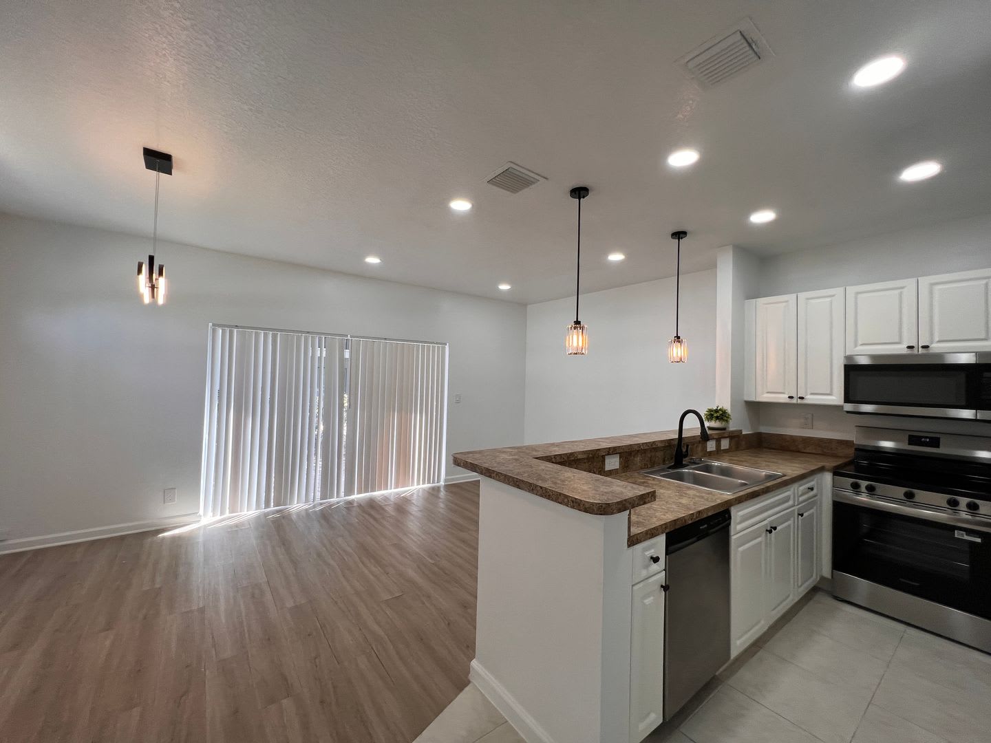 Gorgeous Coral Springs Townhome with Garage – photo 4