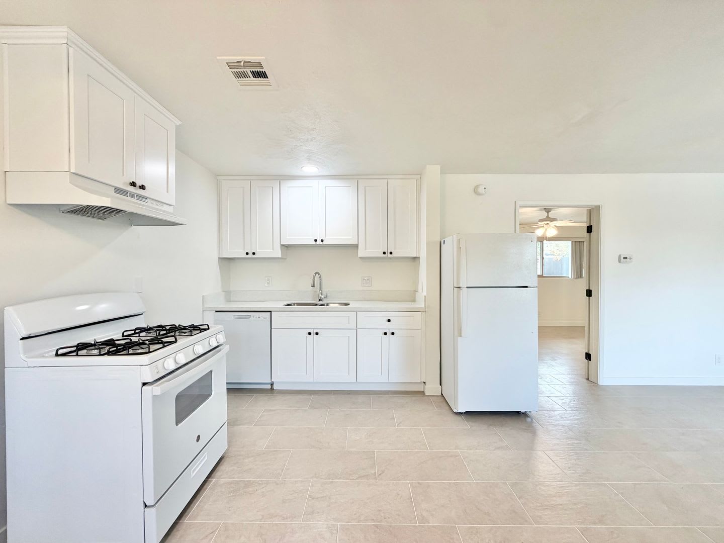 AVAILABLE NOW!! 1 Bedroom, 1 Bathroom Apartment in Palm Springs! – photo 1