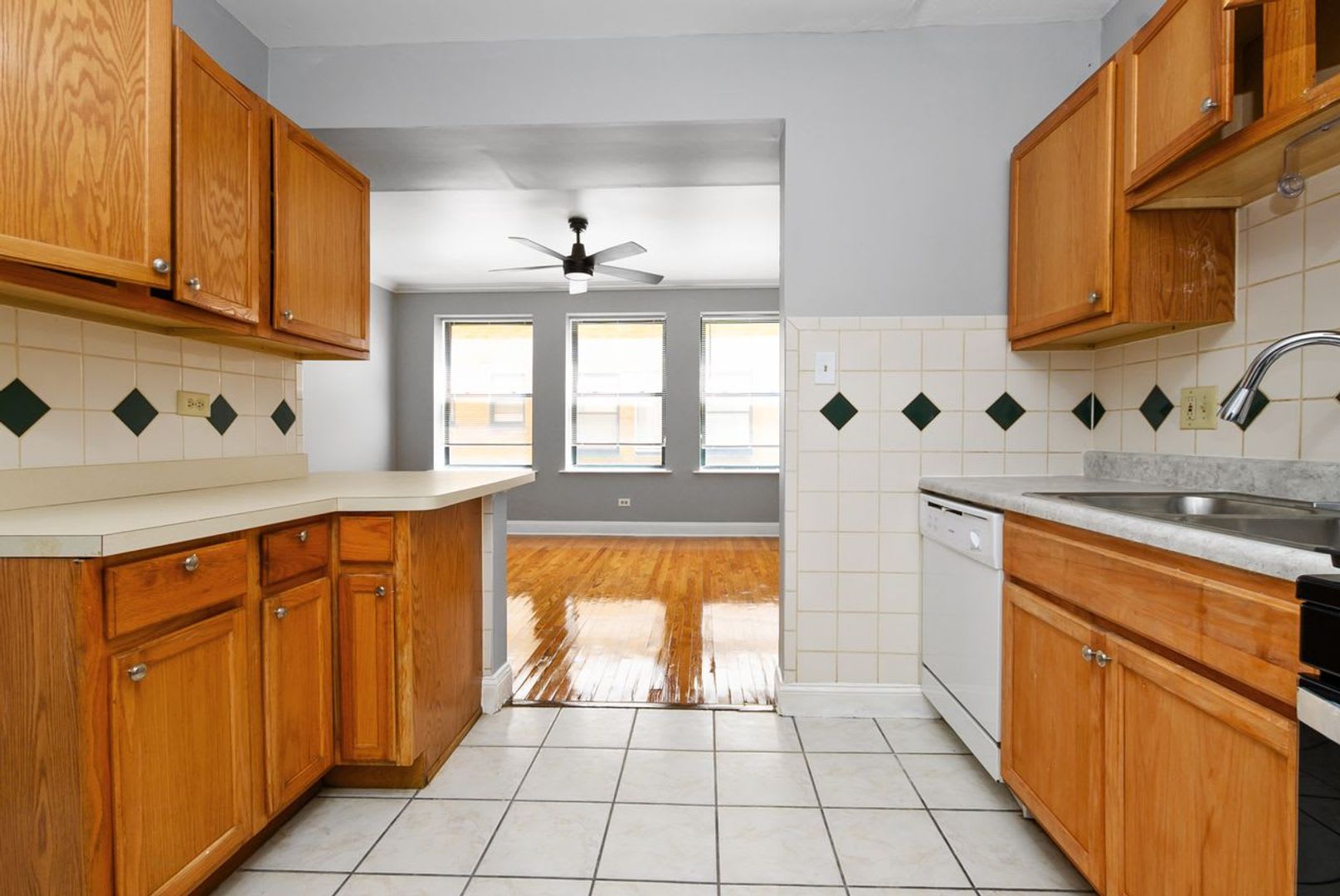 One Bedroom Unit in South Shore – photo 5