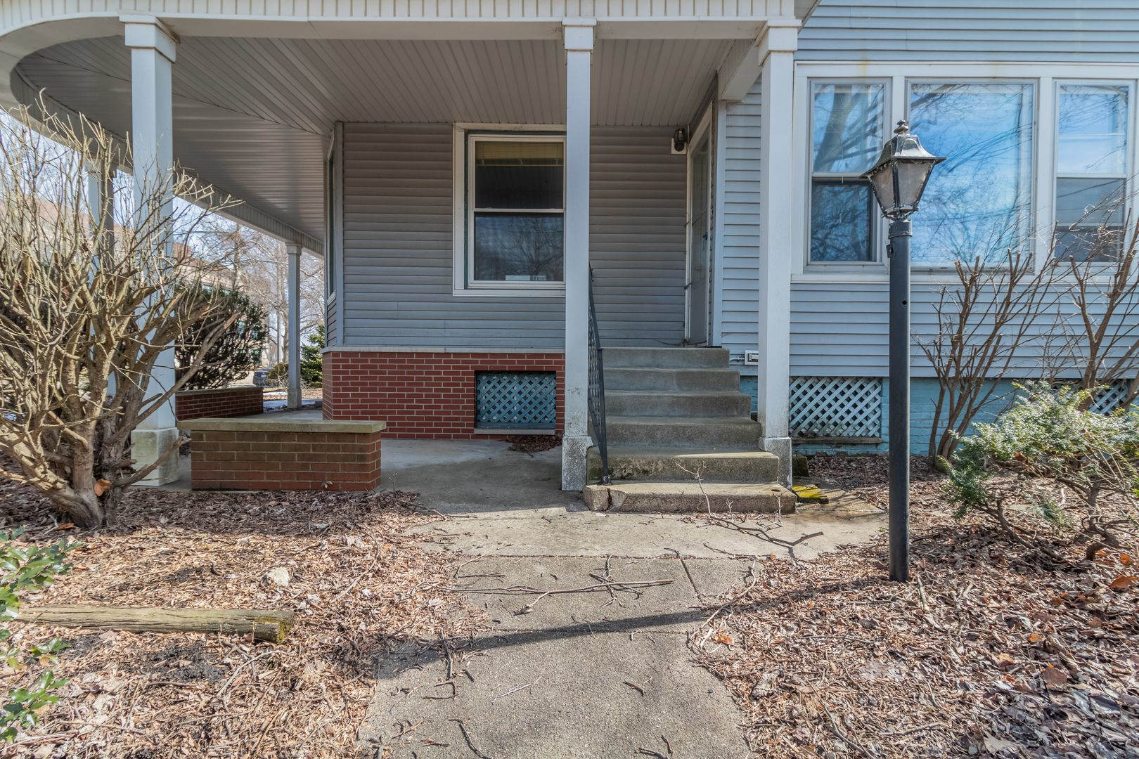 5 Bedroom 2 Bath Home Close To U Of I Mtd Lines Local Shopping Dining Available August 2026 – photo 4