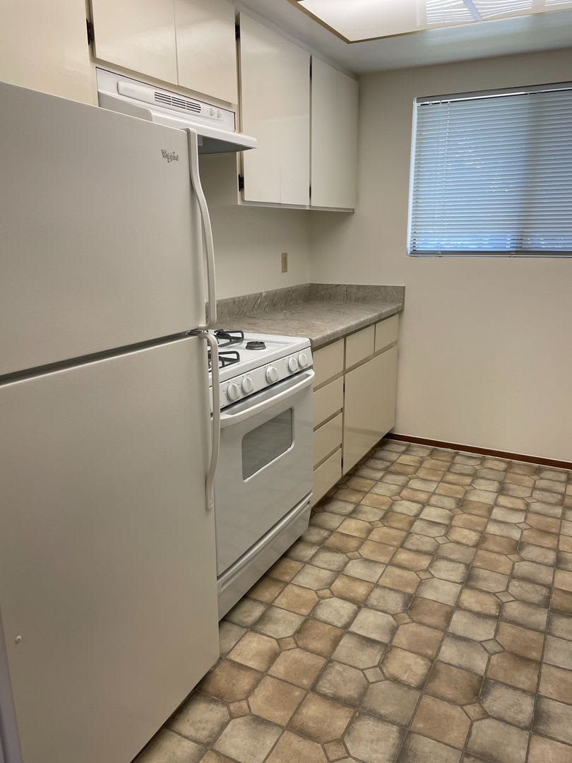 Very Clean 2 bedroom 1.5 bath Townhome; Garbage included! – photo 2