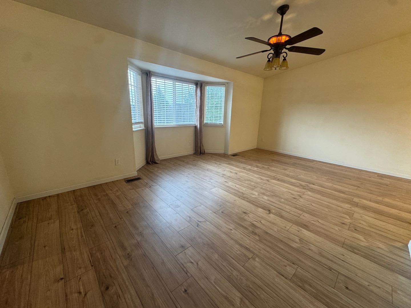Spacious 5-Bedroom Home with Bonus Entertainment Room & Low-Maintenance Yard – photo 3