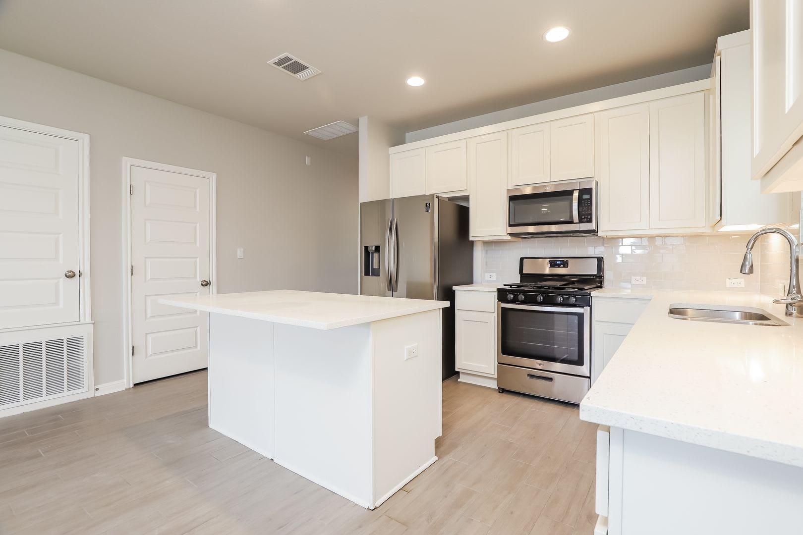 4 Bedroom + Office + bonus room in Deerbrooke Community – photo 5