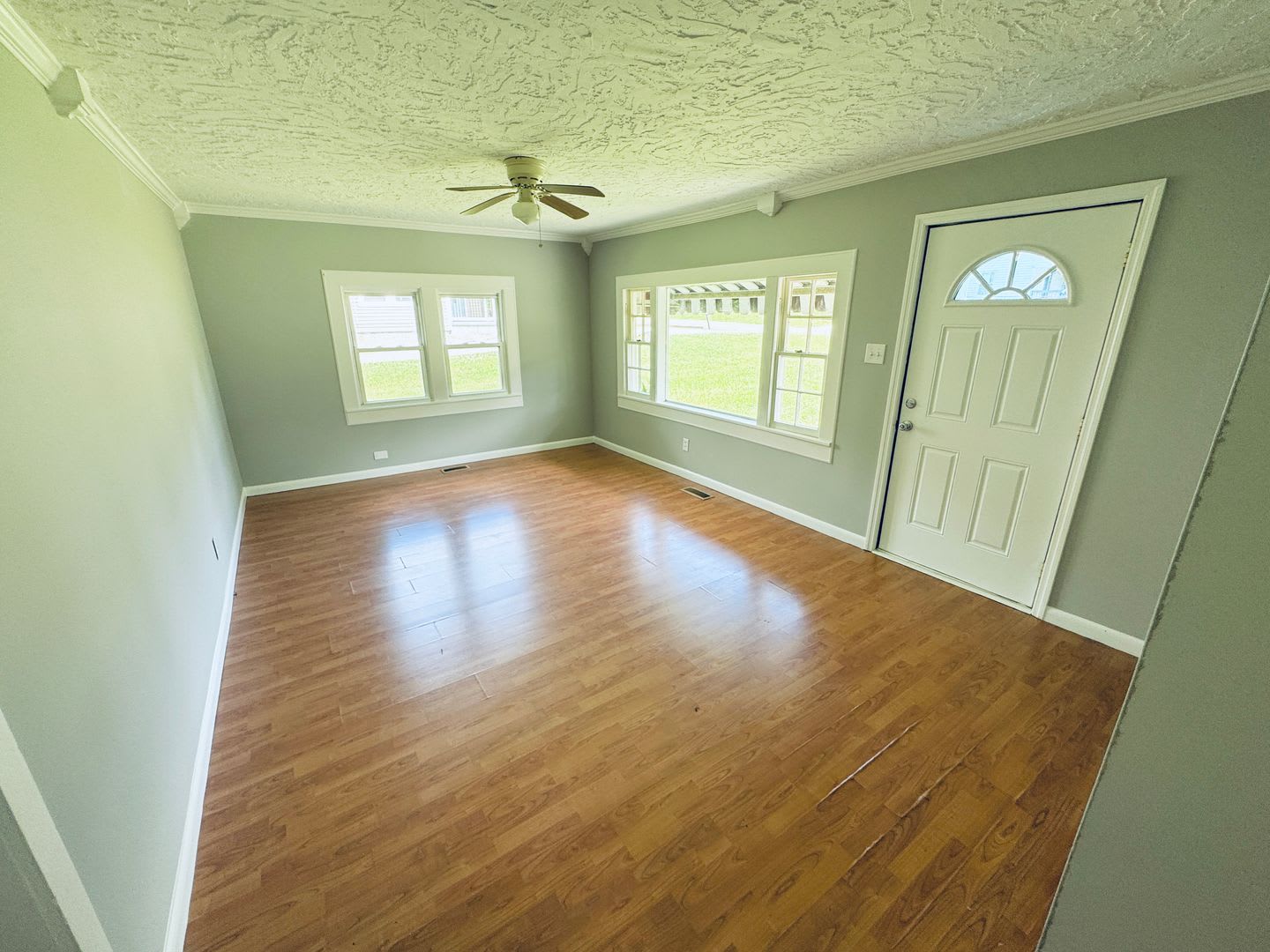 2 Bed, 1 Bath house w/ large level yard and laminate floors – photo 4