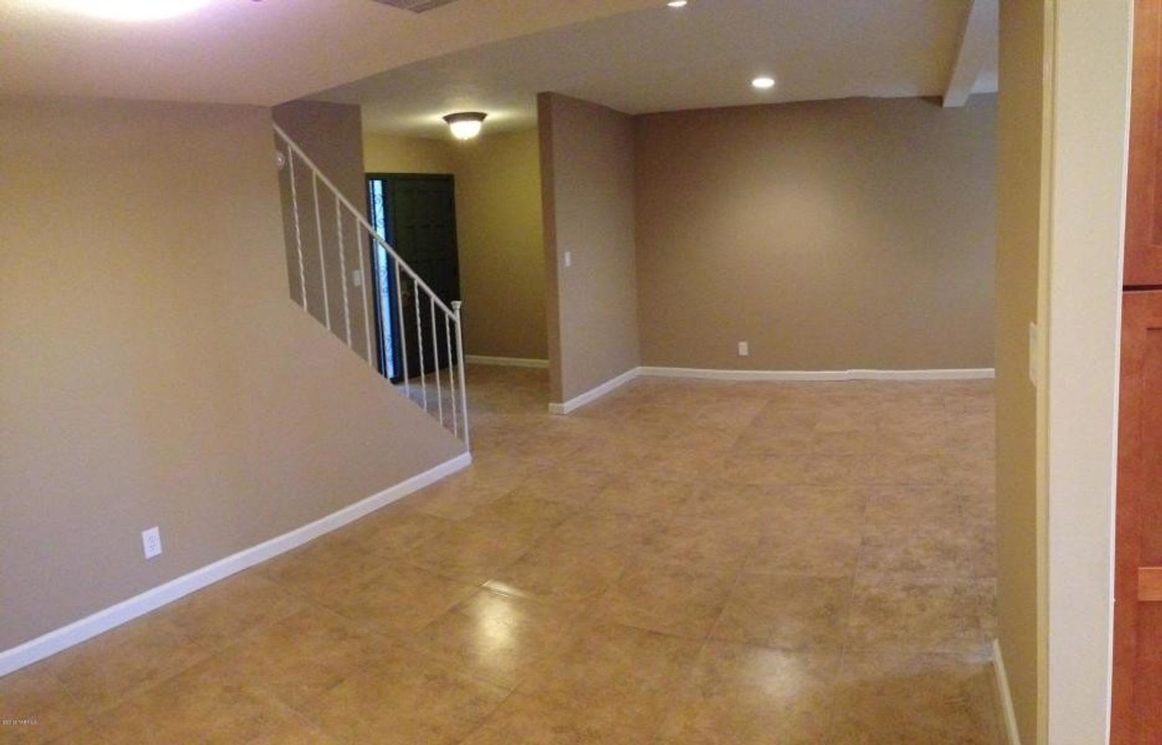 Great Updated Remodeled Home A C Community Pool Covered Parking – photo 2
