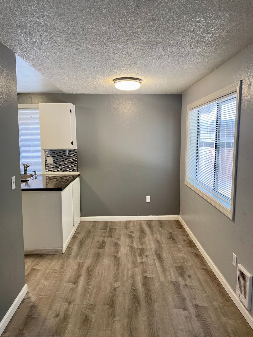2 Bed 1 Bath Duplex w/ Fenced Yard and Off Street Parking – photo 1