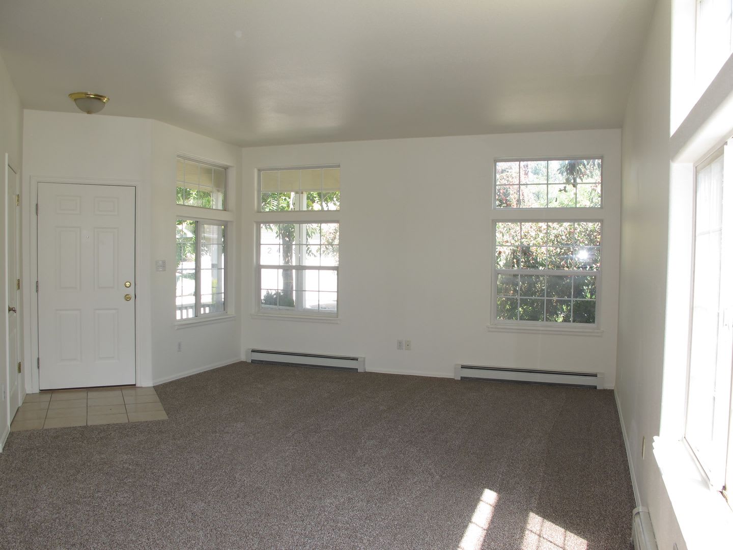Bright detached townhouse. Available Now! – photo 2