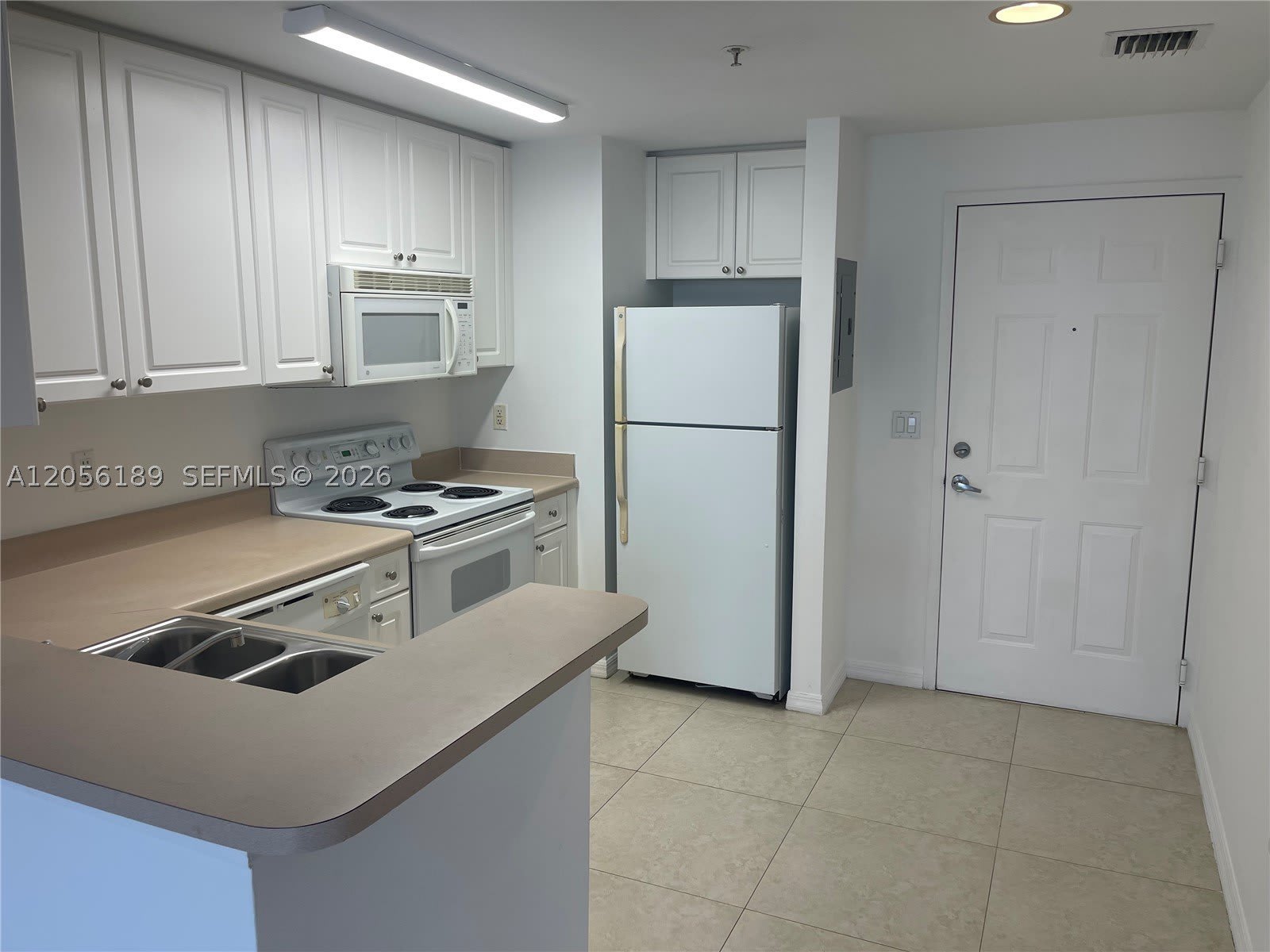 255 Evernia St – photo 2