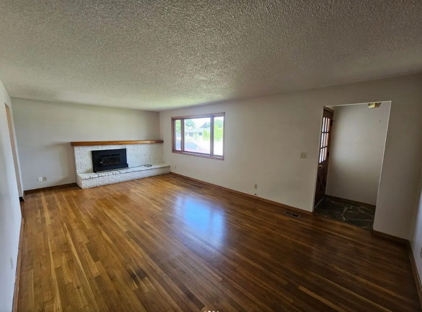 4 Bed 2 Bath Rancher Original Hardwood Floors Corner lot 2400 Sq/Ft of space – photo 3
