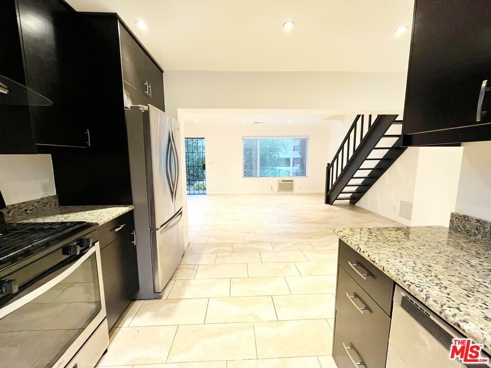 14744 Magnolia Blvd – photo 2