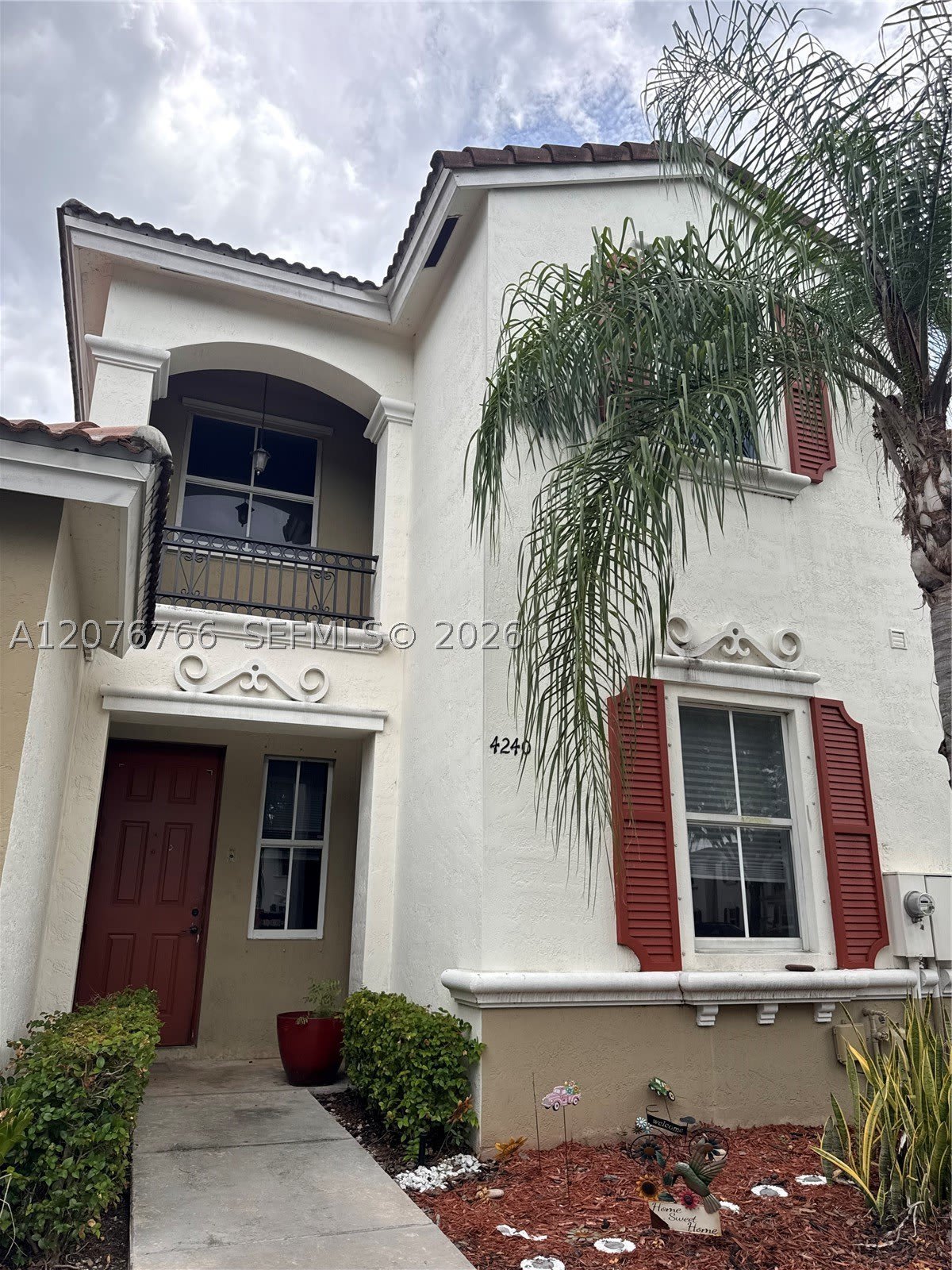 4240 NE 9th St – photo 1