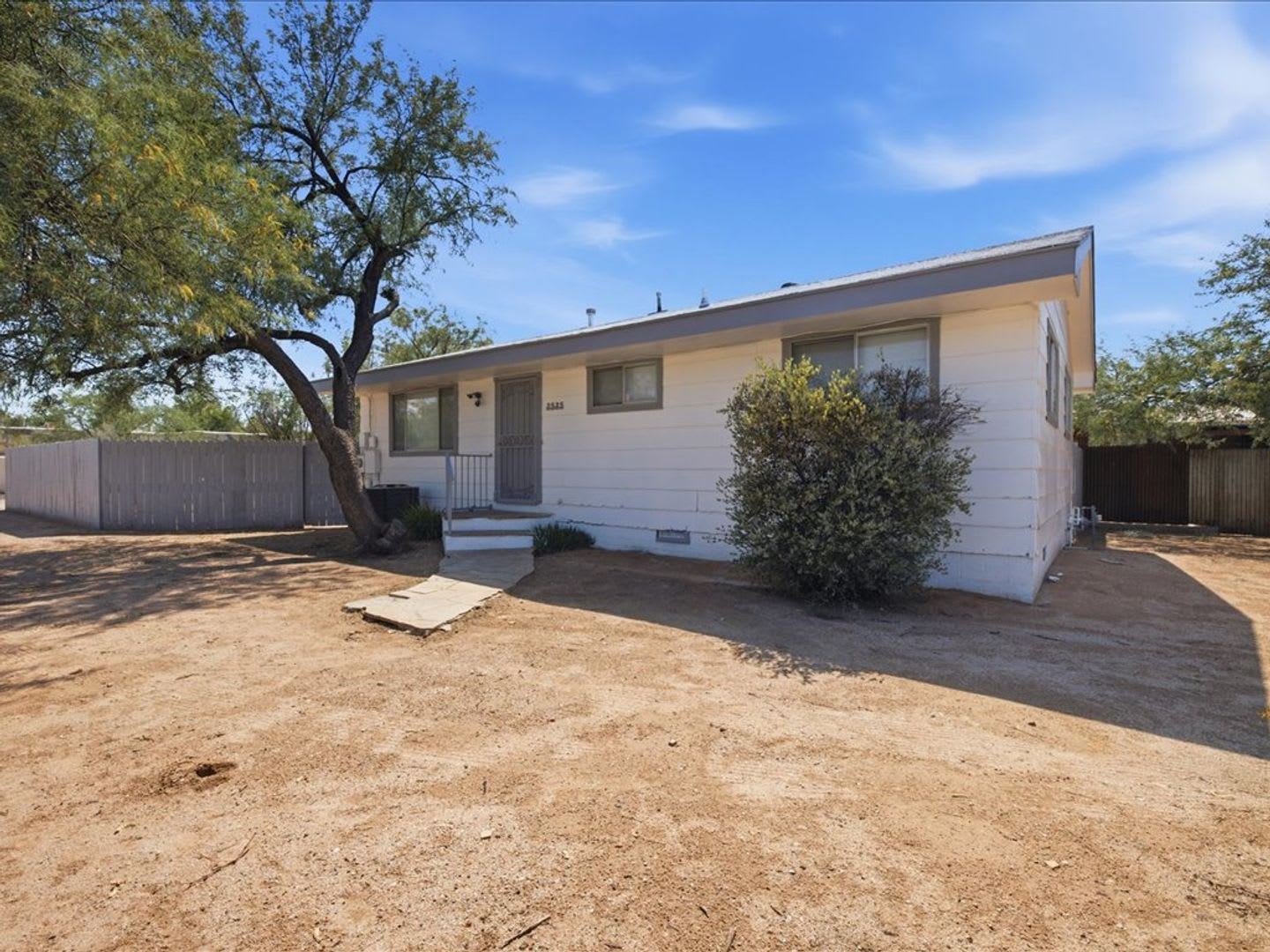 Charming 2 Bedroom Home With Spacious Yard Modern Features – photo 2