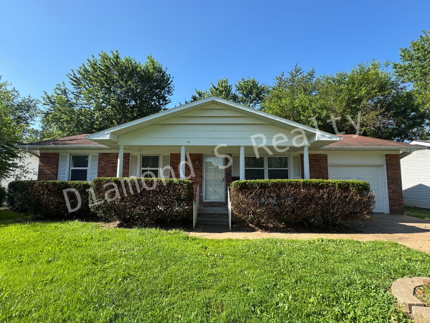 Charming 3 Bedroom Home Available Now – photo 1
