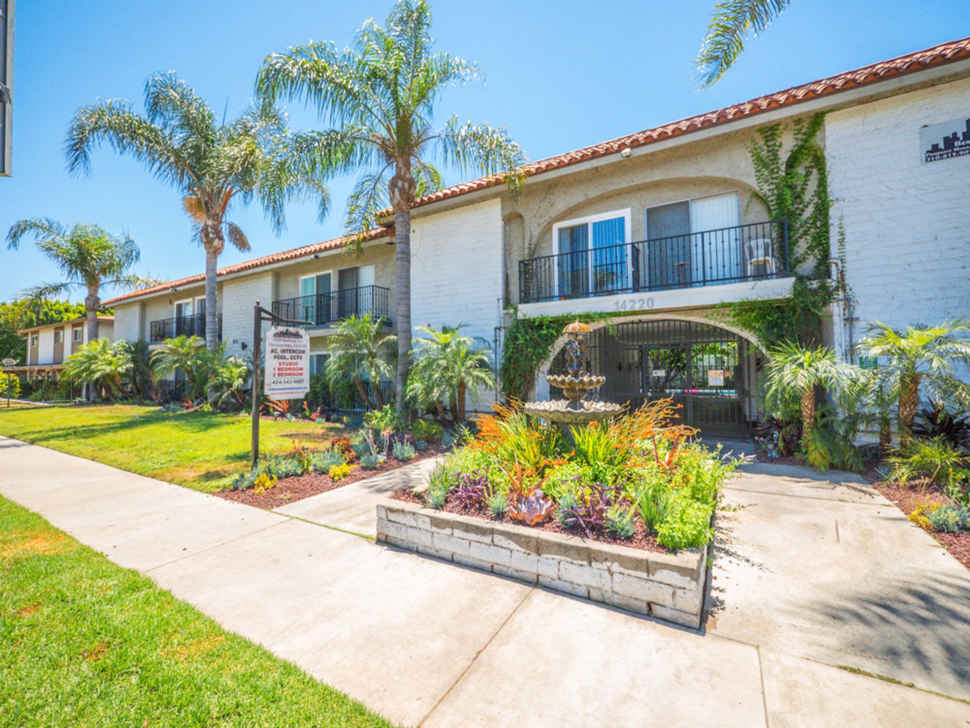 14220 Burbank Blvd – photo 3