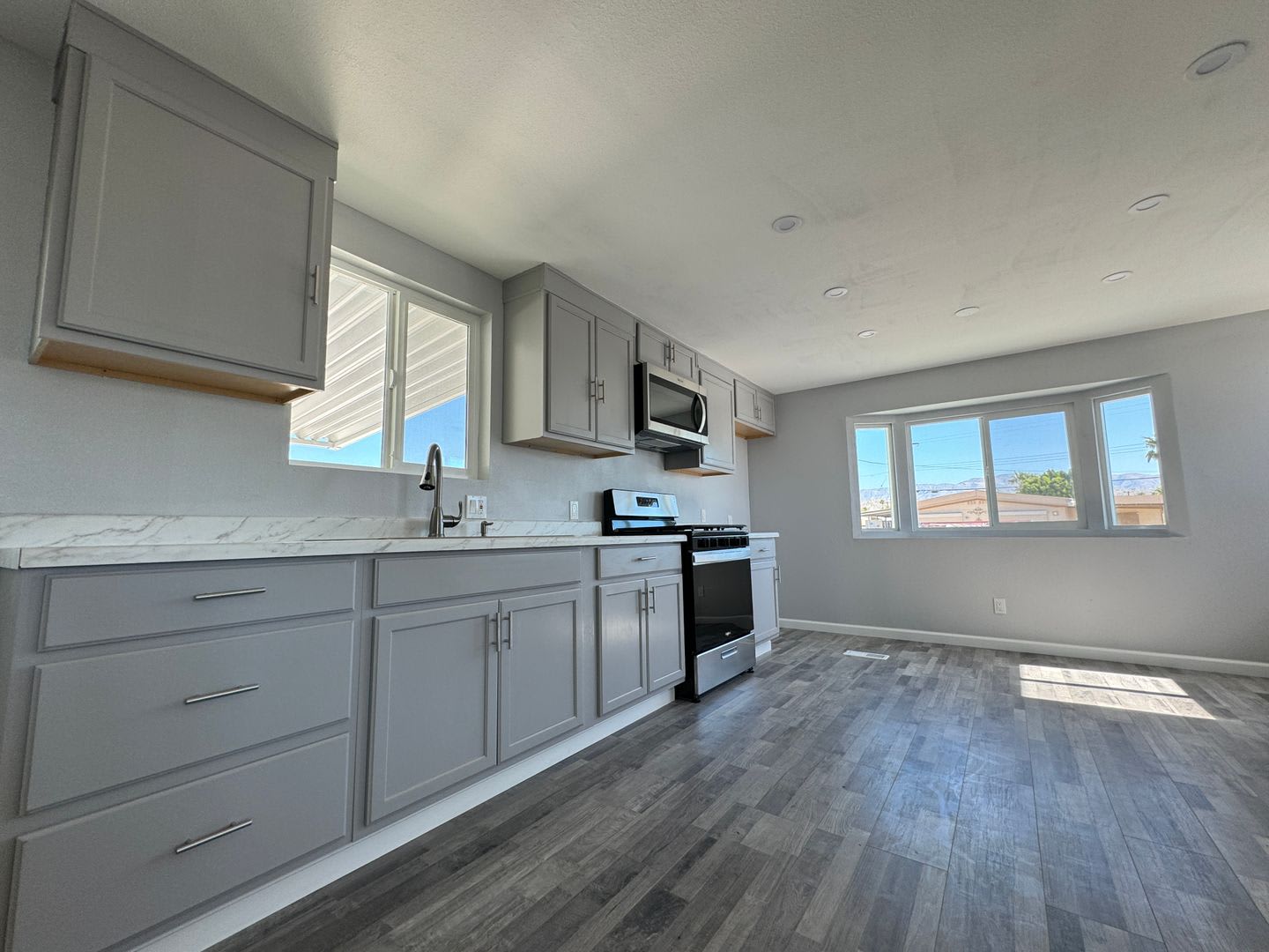 AVAILBLE NOW!!! 3 Bedroom 1 Bathroom Recently Updated Home in Thousand Palms! – photo 3