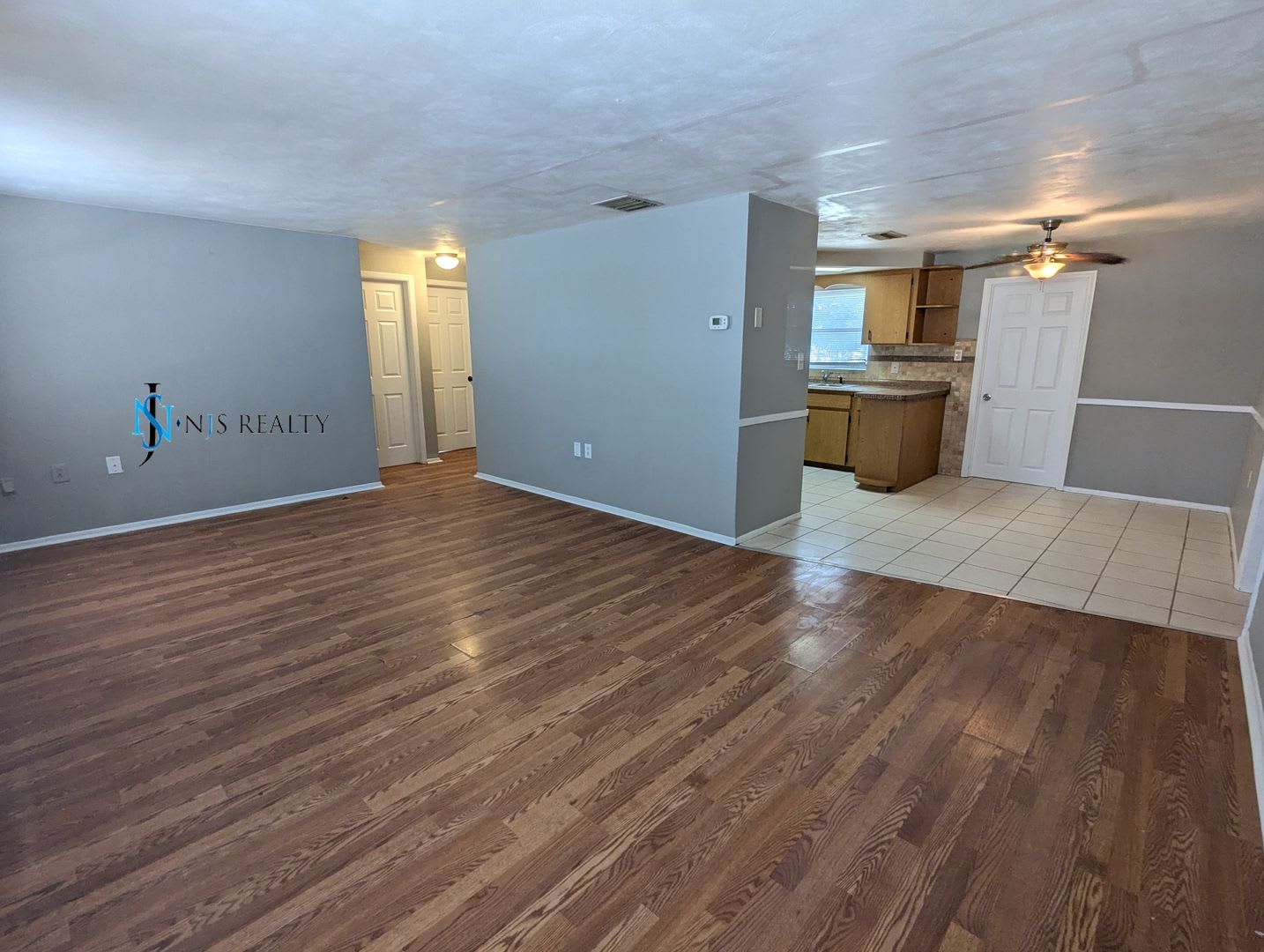 Reduced Must See 3 2 1 Over 1000Sf With Tile Laminate Floors Fresh Paint Fenced Yard And Large Living Room – photo 4