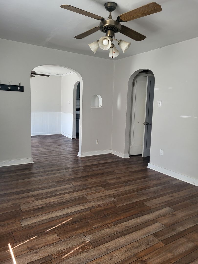 Three bedroom two bath with bonus room located in North Hills! – photo 2