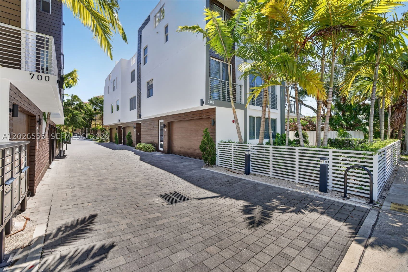 700 NE 14th Ave – photo 2