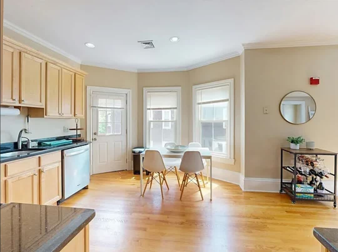 561 Broadway – photo 2