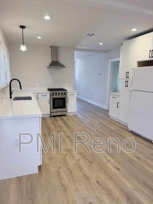 611 East 2nd Street – photo 5