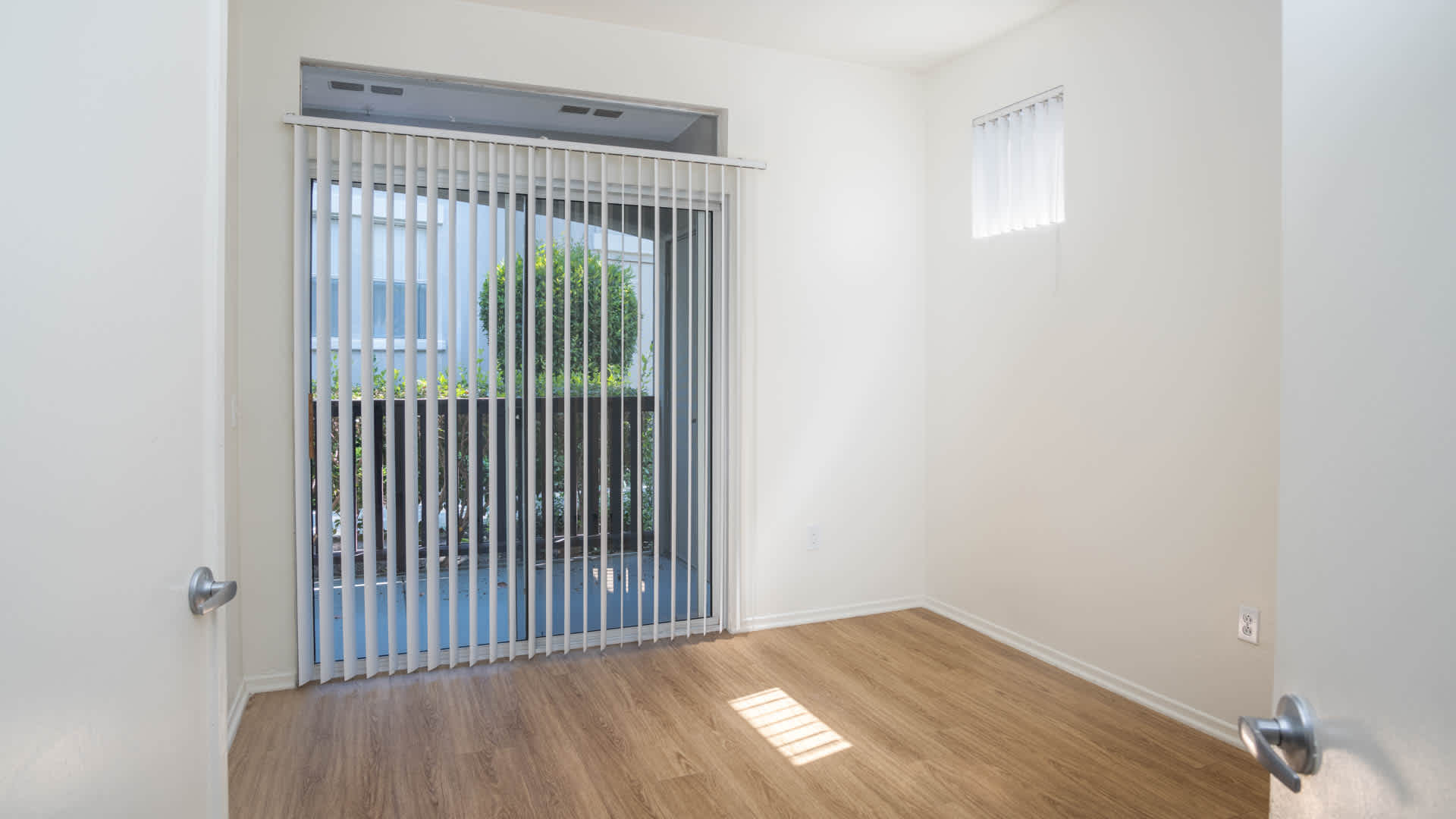 Rare Gated Orange Park Acres 3 Bedroom Property Featuring A Commercial Workshop Studio – photo 4