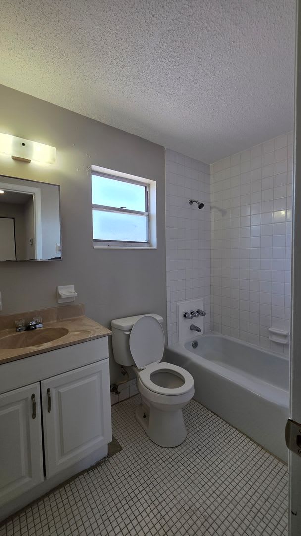 ** HALF OFF 1ST MONTH'S RENT WITH 13 MONTH LEASE ** – photo 4