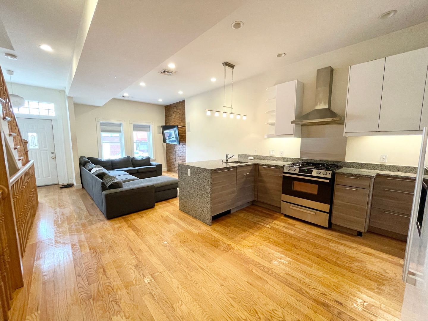 South Boston 5 Bed – Washer/Dryer in Unit – No Fee – 9/1 – photo 2