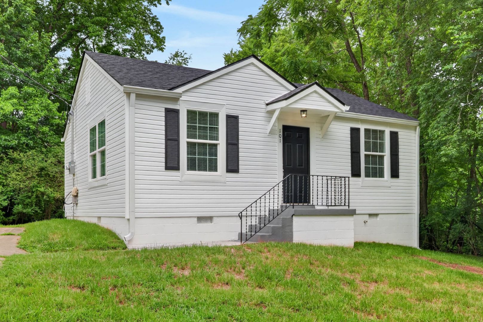 Renovated 2 bedroom home for rent Near Downtown Clarksville! – photo 3