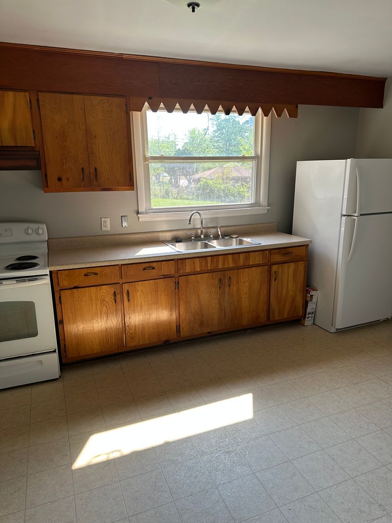 A quaint three bedroom one bath single family house in Lakewood Manor Subdivision – photo 5