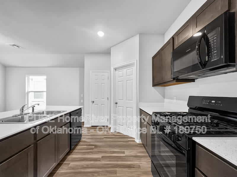 927 Hudson Rd – photo 4