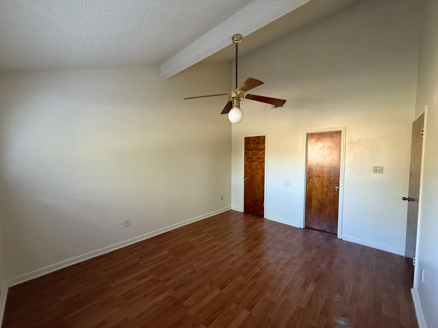 Beautiful And Spacious Townhome With Cathedral Ceilings Ready For You To Make It Home – photo 1