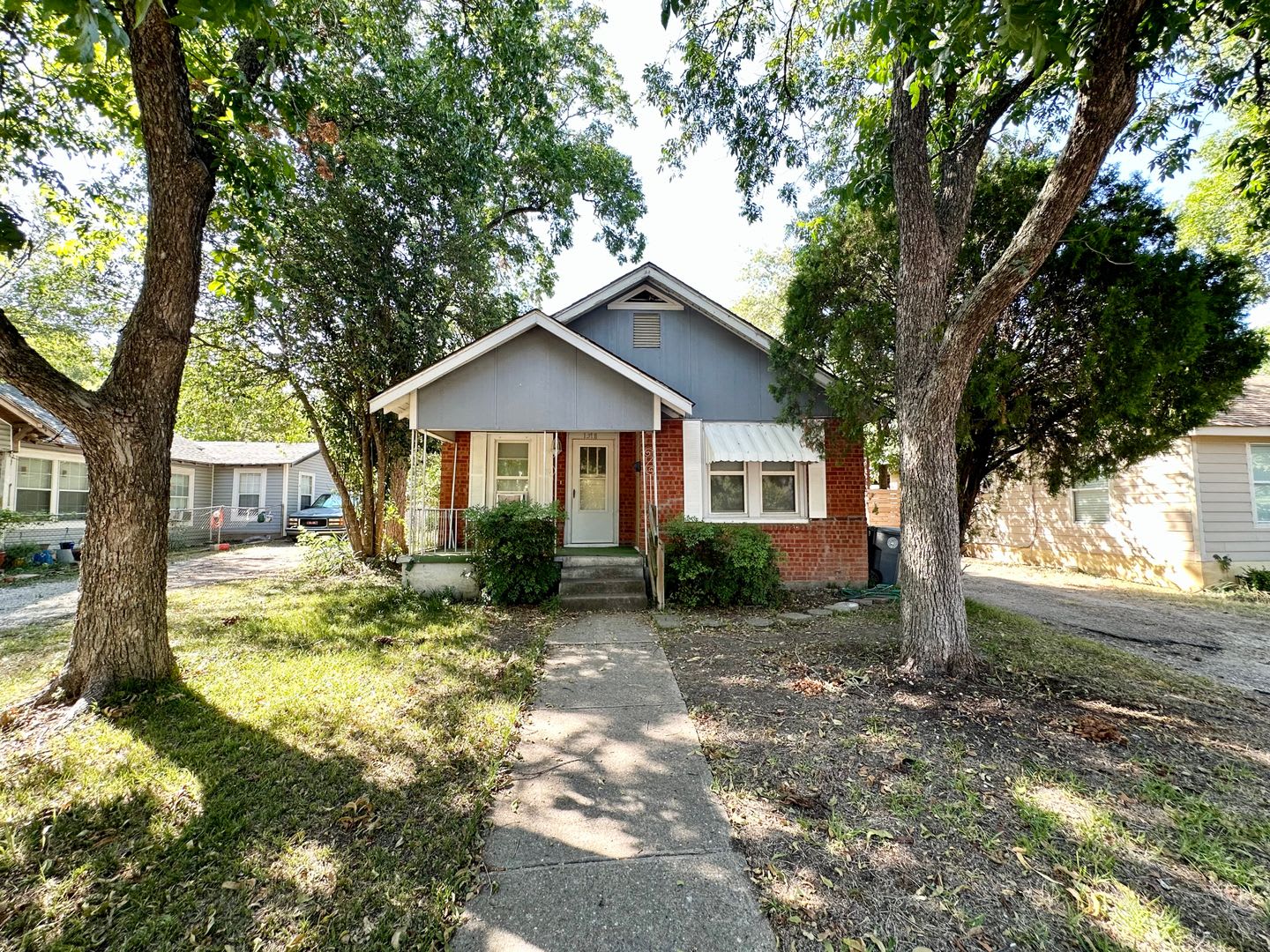 *** Accepting Housing ***Charming 2/1 with an additional living room or a 3rd bedroom – photo 2