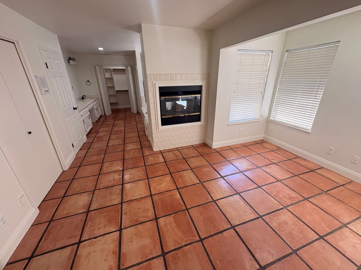 Elegant 4 Bedroom Home In The Lakes – photo 4