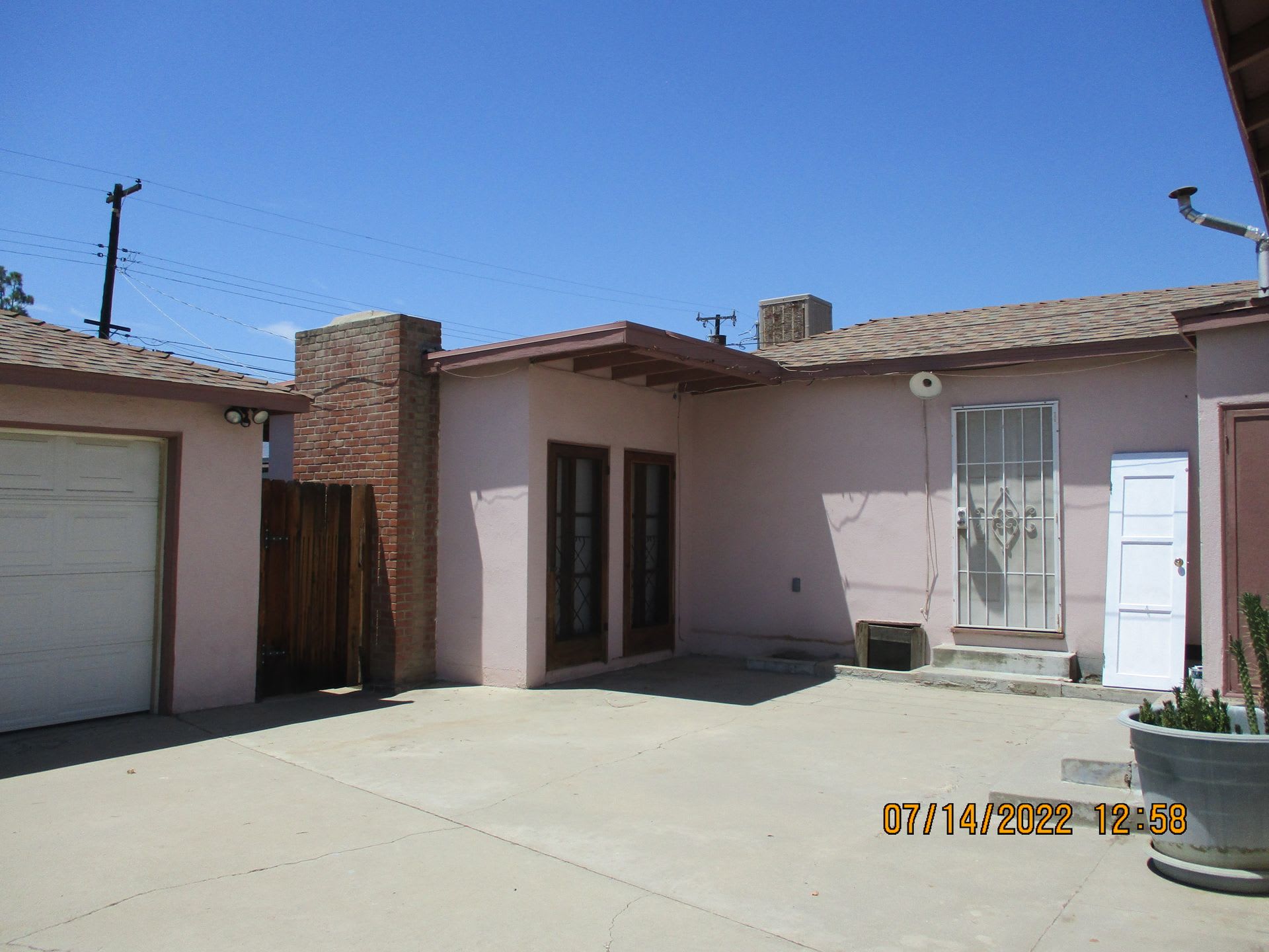 1 Bedroom, 1 Bathroom Back Unit – photo 1