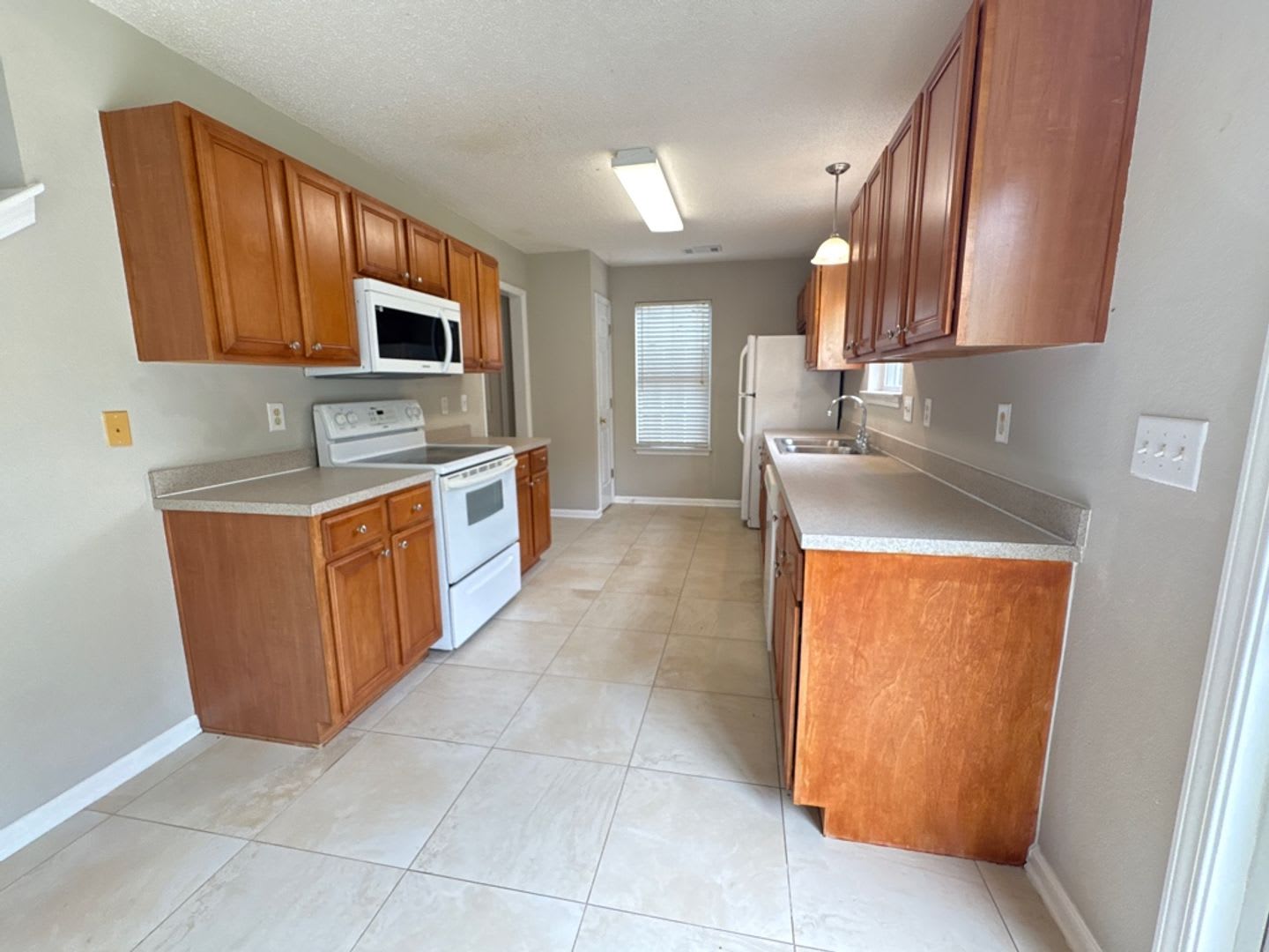 3 bedroom with fenced backyard – photo 3
