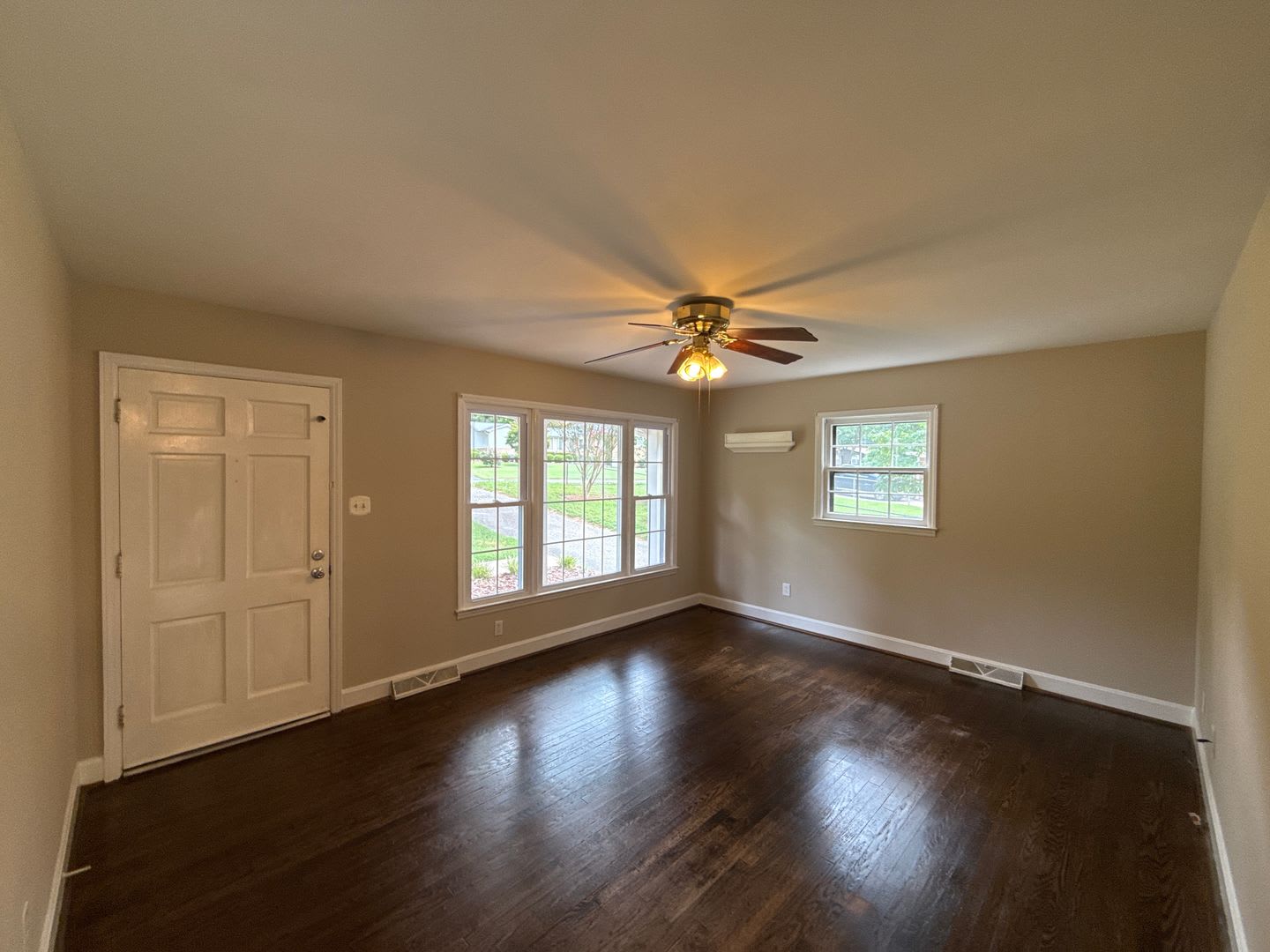 Charming Brick Ranch Home In Cambridge Park Community – photo 2