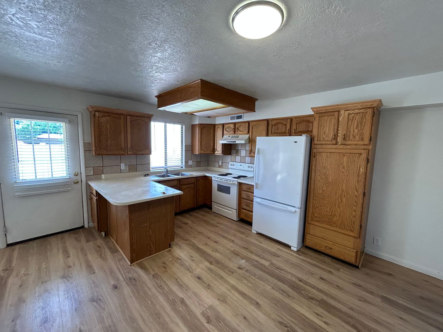 Available September 25th! 3 bed, 2.5 bath, 2 car garage for rent – photo 4