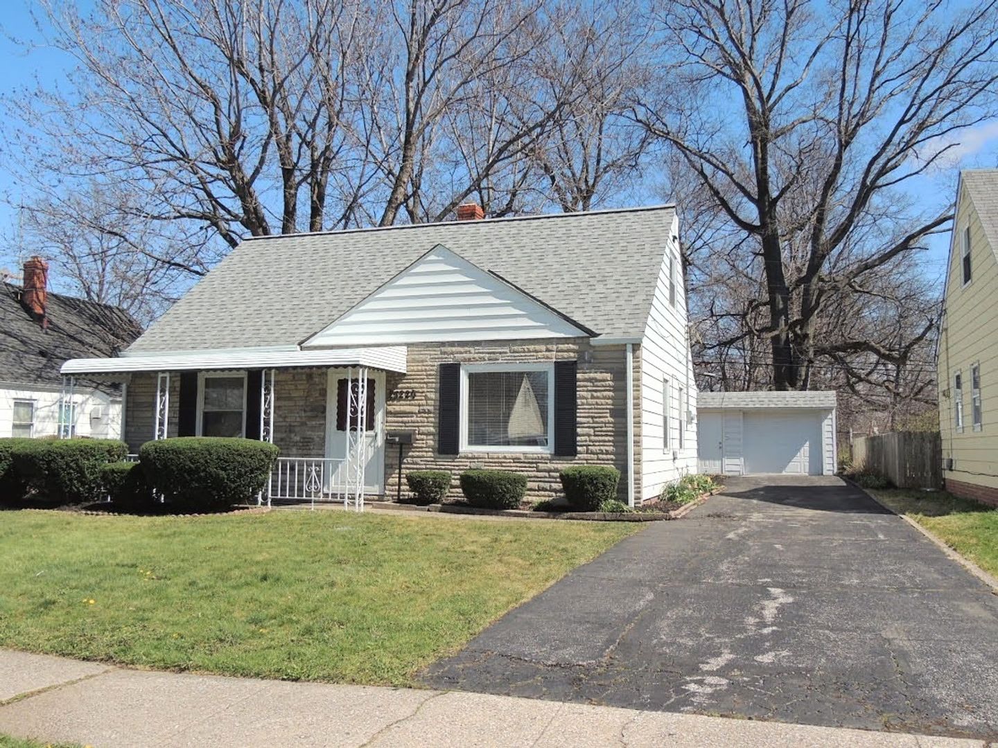 Spacious 4-Bedroom Bungalow for Rent in Euclid! – photo 1