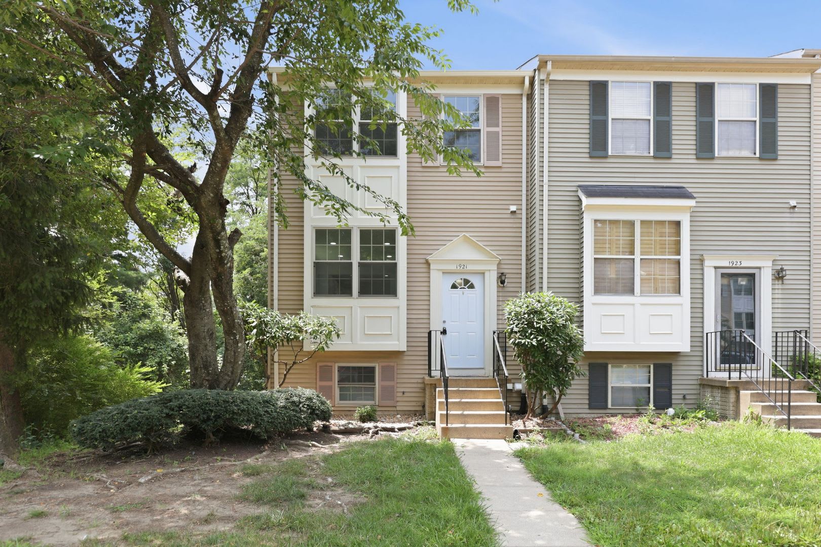 Experience Contemporary Living In This Beautifully Renovated Residence Where Modern Design Meets Everyday Comfort – photo 1